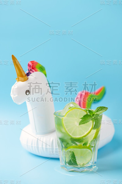 充气的独角兽鸡尾酒，夏日清爽的莫吉托鸡尾酒。原始的饮料服务