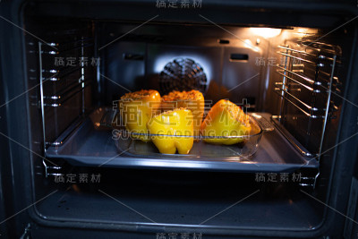 烤箱里塞满了黄椒的米饭。