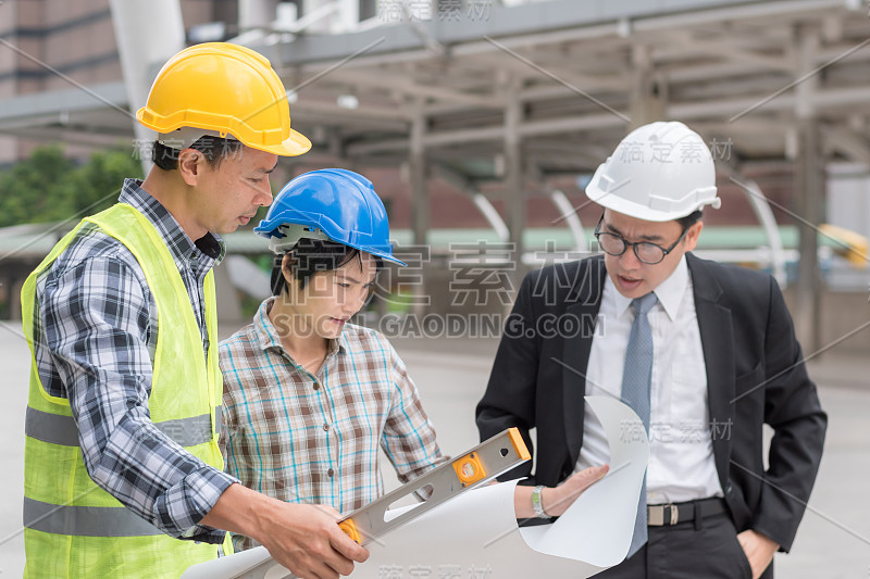 工程建设团队合作理念:专业工程师工作工业项目现场