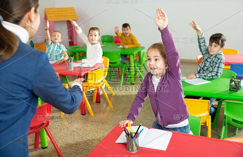 教师在小学上课