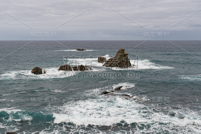 西班牙特内里费岛塔加那地区的罗克德拉斯博德加斯海滩附近的洛斯加利恩斯悬崖和海浪