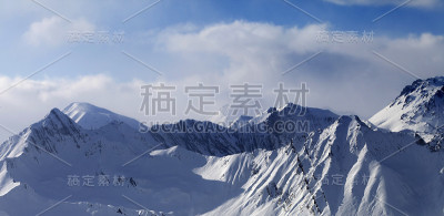 云中雪山的全景