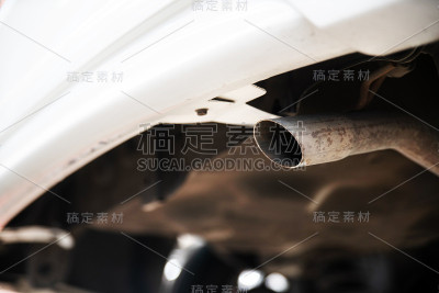 二手车铝合金排气管的特写。排气系统通常是用于引导反应废气远离发动机内部可控燃烧的管道。