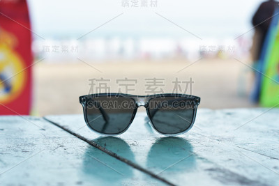 海滩上的太阳镜