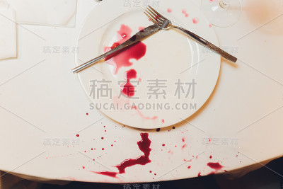 洒在桌上的酒留下的污渍。