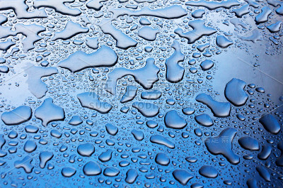 雨滴落在金属表面