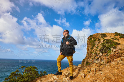 年轻的游客在卡波达罗卡角观看美丽的风景，冬季旅行。位于葡萄牙的欧洲最西端
