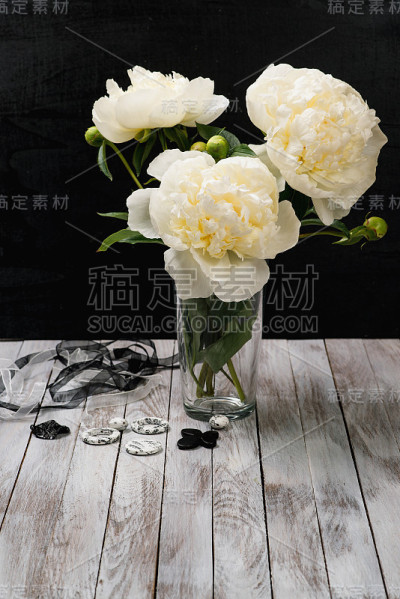 花瓶里一束白牡丹。