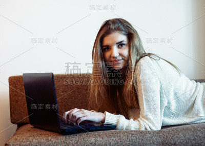 沙发上的女人