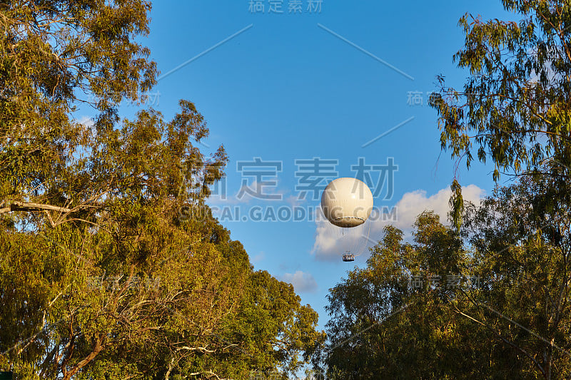 在空中飞行的航空器