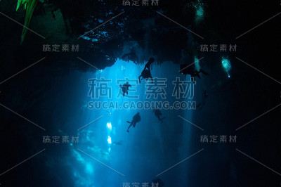 观大坑洞，潜水员和气泡在明亮的蓝色激光3