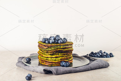 由菠菜、椰奶和燕麦制成的薄饼