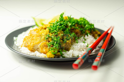 香酥鸡配上咖喱鱼片酱和蓬松的米饭