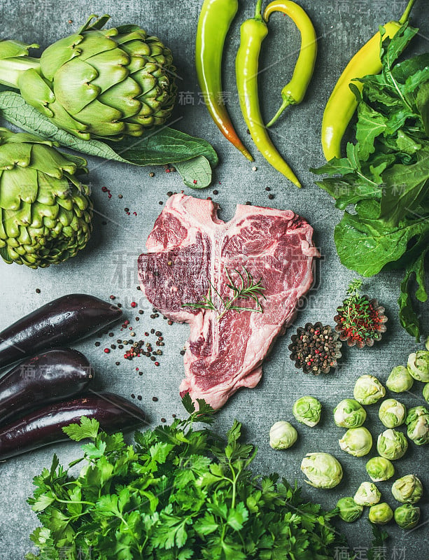 生牛肉生骨牛排配青菜和香料