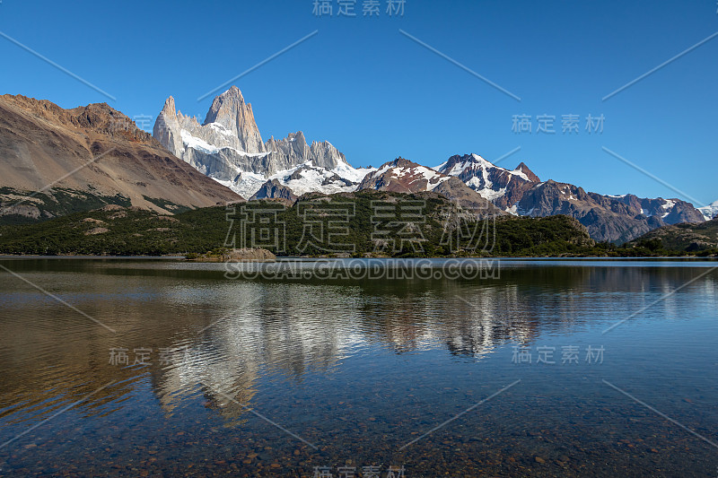 菲茨罗伊山和卡普里泻湖在巴塔哥尼亚- El Chalten，阿根廷