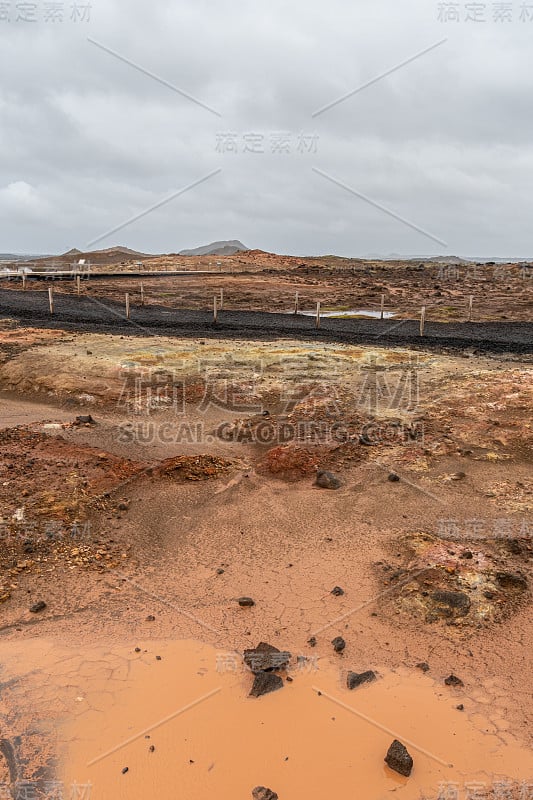 地质温泉活动在冰岛Gunnuhver温泉泥泞的彩色地面