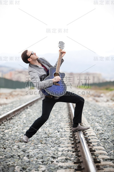男性唱歌