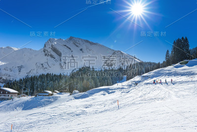 在瑞士中部阿尔卑斯山的滑雪者和徒步旅行者