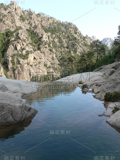 河在科西嘉岛。法国