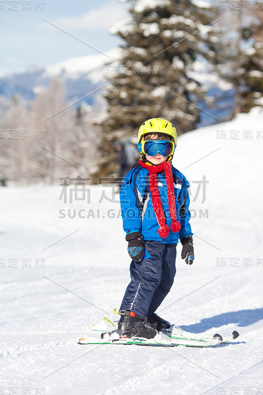 可爱的小男孩，在奥地利滑雪胜地愉快地滑雪