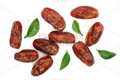 白色背景上孤立绿叶的干枣。前视图。平躺模式