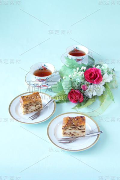 苹果蛋糕，茶和红玫瑰