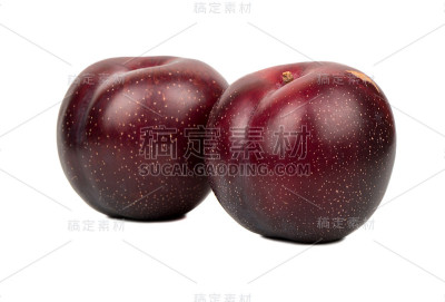 两个大的红李子