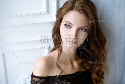 室内可爱的女士的女性肖像