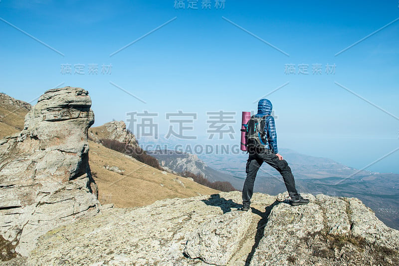 在山顶上背着背包的旅行者