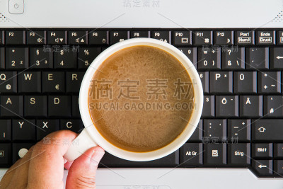 带咖啡杯的笔记本电脑，