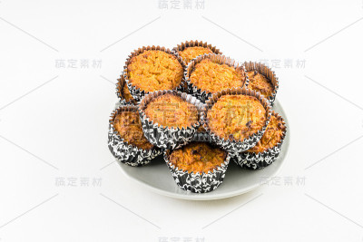 胡萝卜蛋糕松饼在盘子里