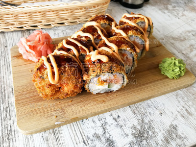 热炸寿司卷，三文鱼，奶酪和鳄梨从日本料理