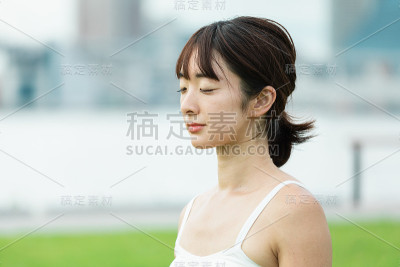 一个做瑜伽的年轻女人
