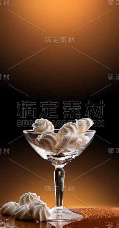 蛋白糖饼和巧克力
