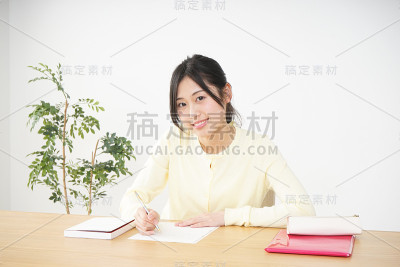 年轻女人学习