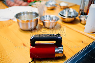 厨房桌子上的红色搅拌机