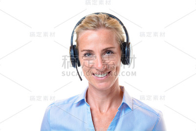 带着电话耳机微笑的金发女人