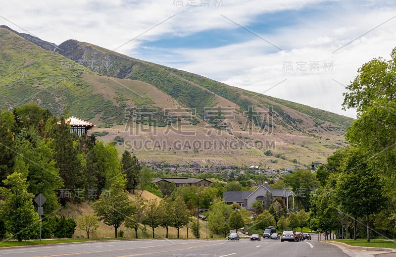 住宅区以盐湖城的群山为背景