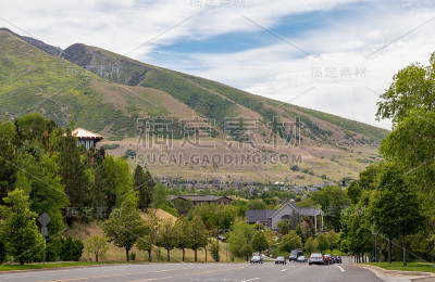 住宅区以盐湖城的群山为背景