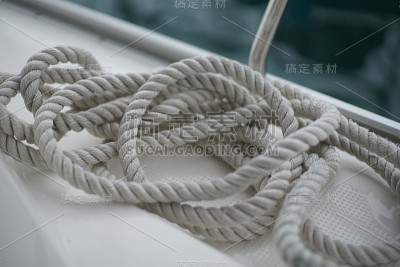 一条不整洁的靠泊绳落在了一艘帆船的甲板上