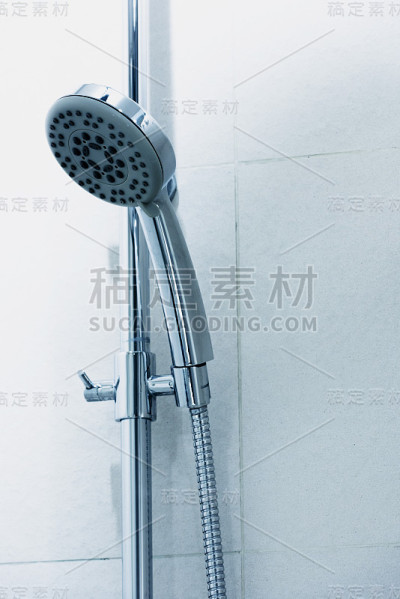 现代浴室的现代淋浴喷头。