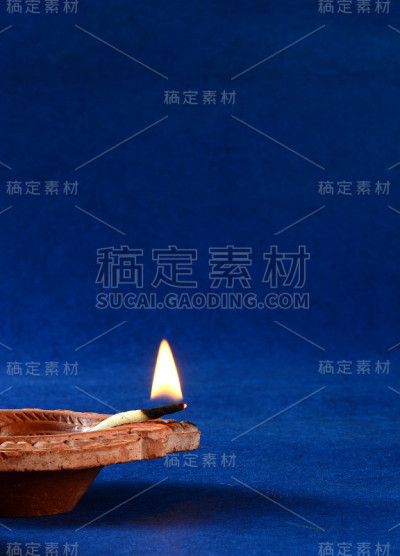 粘土灯盏在排灯节庆祝期间点燃。问候卡设计印度的光节日称为排灯节