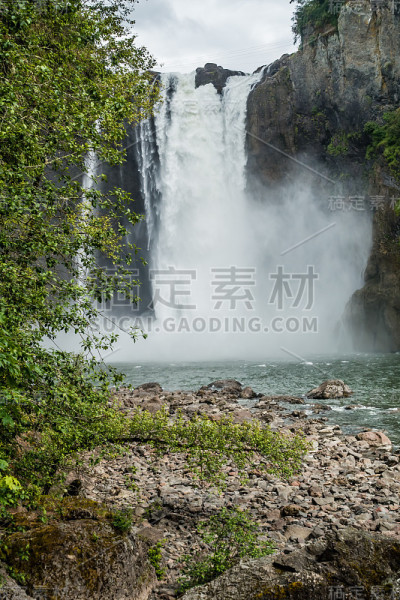 斯诺夸尔米瀑布下面