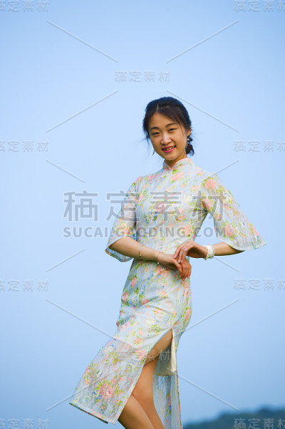 女人穿着旗袍祝福