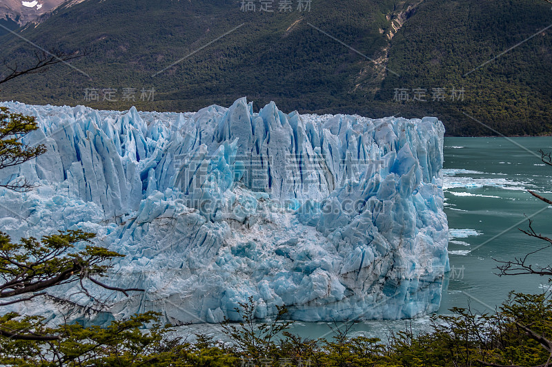 近距离观看佩里托莫雷诺冰川在Los Glaciares国家公园在巴塔哥尼亚- El Calafate