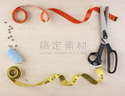 把缝纫用品架在桌子上