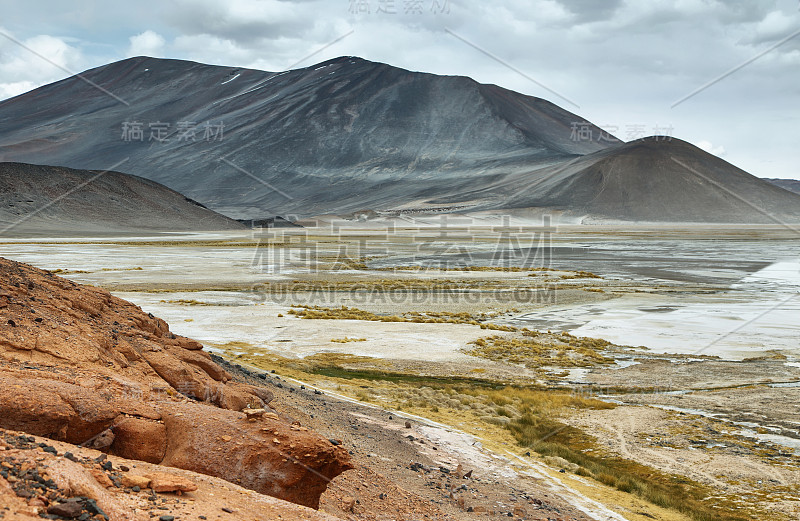 “Aguas calientes”或“Piedras rojas”盐湖在Sico Pass