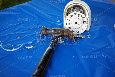 用锤子砸碎了闹钟
