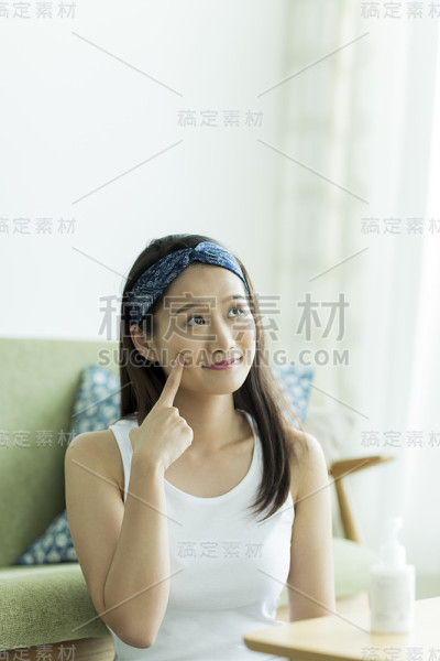 年轻女子护理皮肤