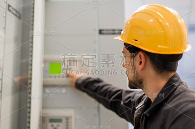 维修工程师测试电压开关设备和舱室控制单元